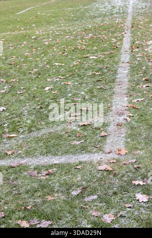 Der Herbst geht auf einem winterlichen Fußballfeld Stockfoto