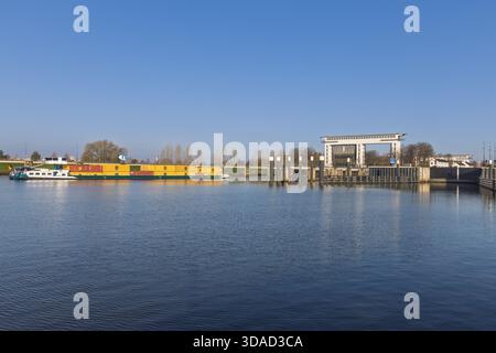 Binnenschiff mit Containern, die sich dem Princess Beatrix Lock in Nieuwegein nähern. Frachtwassertransport auf dem Lekkanaal, Niederlande. Nieuwege Stockfoto