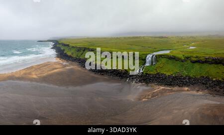 Drohnenblick auf den Strand und die Küste bei Hraunlandarif in der Nähe von Arnarstapi auf der Snaefellsness-Halbinsel im Westen islands Stockfoto