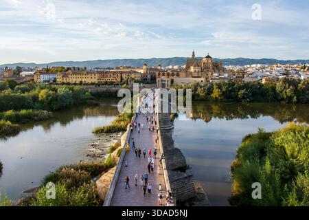 Cordoba, Andalusien, Spanien. 12. November 2025. Panoramablick auf die römische Brücke und Moschee in Cordoba. Stockfoto
