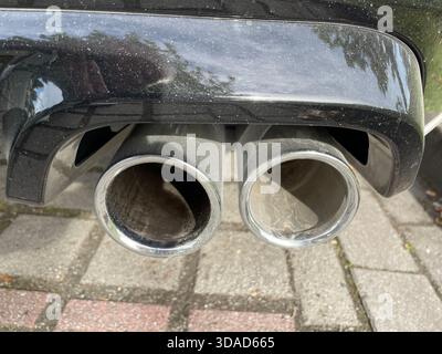 Ende eines doppelten Auspuffrohrs eines Autos Stockfoto
