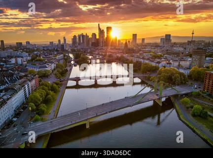 Blick aus der Vogelperspektive auf die Skyline von Frankfurt am Main, Deutschland, während Sonnenuntergang Stockfoto