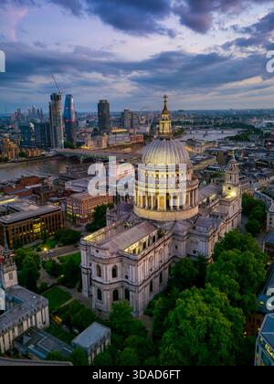 Luftaufnahme der beleuchteten St. Pauls Cathedral mit Blackfriars Bridge im Hintergrund während der Abenddämmerung, London, England Stockfoto