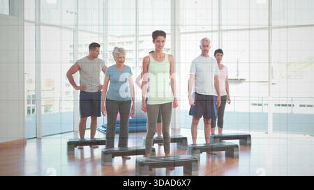 Fünf Erwachsene stehen hinter Aerobic-Trittplattformen im flachen Design-Fitnessstudio, Gesundheitsthema Stockfoto