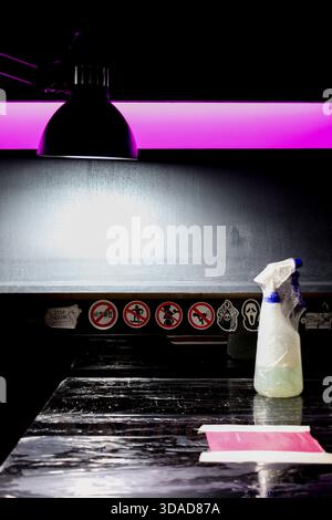 Santorini, Griechenland - 30. August 2025. Tätowierter Künstlerpult mit Desinfektionsspray und strenger Beschilderung, die ein modernes, hygienisches Arbeitsumfeld widerspiegelt. Stockfoto