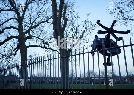 Ein kaputter Bürodrehstuhl wurde entsorgt und am 10. Dezember 2025 in London auf Parkgeländern aufgespießt. Stockfoto