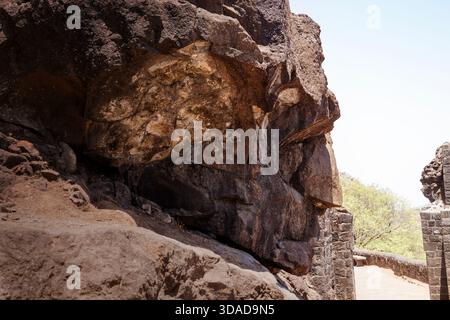 Ein natürlich geformter Felsen im Shivneri Fort, Pune, bildet aus einem bestimmten Blickwinkel ein bemerkenswertes Gesichtsprofil. Stockfoto