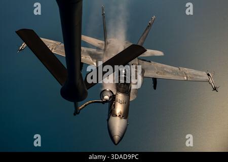Ein Stratotanker der U.S. Air Force KC-135, der dem 6. Luftbetankungsflügel zugeordnet ist, liefert Kraftstoff an eine Royal Canadian Air Force CF-18A Hornet, die dem zugeordnet ist Stockfoto