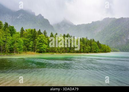 offensee an einem regnerischen Tag im Frühling, Österreich, Oberösterreich, Salzkammergut Stockfoto