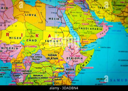 Nahaufnahme einer detaillierten Weltkarte mit Schwerpunkt auf Zentralasien und dem Nahen Osten, einschließlich Iran, Afghanistan und Pakistan. Stockfoto