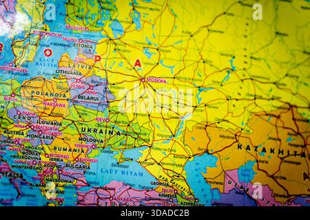 Nahaufnahme einer detaillierten Weltkarte mit Schwerpunkt Ukraine und Osteuropa. Perfekt für Reisen, Geografie und politische Konzepte. Stockfoto