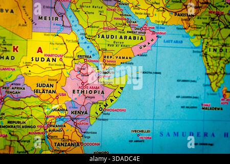 Nahaufnahme einer detaillierten Weltkarte mit Schwerpunkt auf Zentralasien und dem Nahen Osten, einschließlich Iran, Afghanistan und Pakistan. Stockfoto