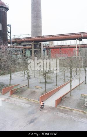 Der Landschaftspark Duisburg-Nord ist ein öffentlicher Park, in dem Besucher ein 1985 stillgebautes Kohle- und Eisenwerk erkunden können. Es wurde verwandelt Stockfoto