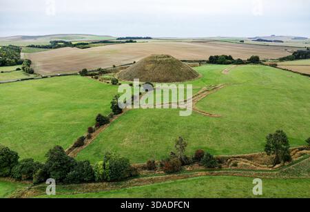 Silbury Hill prähistorischer, von Menschen geschaffener Kreide- und Tonhügel in der Nähe von Avebury Stone Circle Henge, England. 39 m hoch. Früheste Daten von 2400 v. Chr. Ansicht von NE Stockfoto