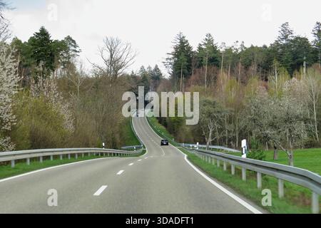 Stadt in der goldenen Jahreszeit. Goldene Momente des Herbstes Stockfoto