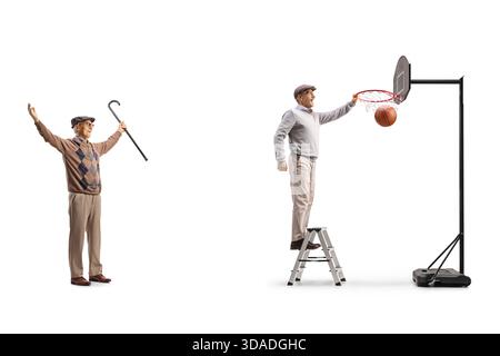 Ältere Männer spielen Basketball und klettern auf einer Leiter, um isoliert auf weißem Hintergrund zu Punkten Stockfoto