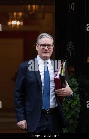 London, England, Großbritannien. Dezember 2025. Der britische Premierminister KEIR STARMER verlässt die Downing Street 10, um am 10. Dezember 2025 an den Fragen des Premierministers in London teilzunehmen. (Kreditbild: © Thomas Krych/ZUMA Press Wire) NUR REDAKTIONELLE VERWENDUNG! Nicht für kommerzielle ZWECKE! Quelle: ZUMA Press, Inc./Alamy Live News Stockfoto