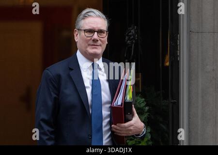 London, England, Großbritannien. Dezember 2025. Der britische Premierminister KEIR STARMER verlässt die Downing Street 10, um am 10. Dezember 2025 an den Fragen des Premierministers in London teilzunehmen. (Kreditbild: © Thomas Krych/ZUMA Press Wire) NUR REDAKTIONELLE VERWENDUNG! Nicht für kommerzielle ZWECKE! Quelle: ZUMA Press, Inc./Alamy Live News Stockfoto