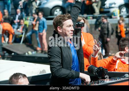 Koningsdag/Königstag Amsterdam 27. April 2015 anlässlich der jährlichen Koningsdag-Feierlichkeiten besuchen niederländische Nachtschwärmer die Amsterdamer Kanäle und feiern gemeinsam. Stockfoto