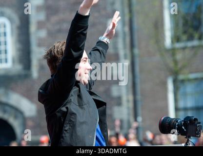 Koningsdag/Königstag/Amsterdam 27. April 2015 anlässlich der jährlichen Koningsdag-Feierlichkeiten nehmen niederländische Nachtschwärmer an den Amsterdamer Kanälen Teil Stockfoto