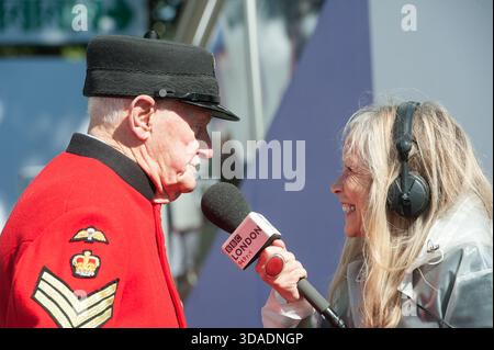UK 19. Mai 2015 RHS Chelsea Flower Show in London. Chelsea Rentner interviewte Radio London von Jo Good. Stockfoto