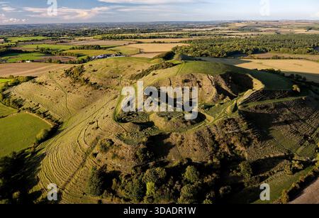 Das Cley Hill Camp ist eine universelle Hügelanlage aus der Eisenzeit in der Nähe von Warminster, Wiltshire. Zeigt die beiden zentralen bronzezeitlichen Schüsselkarren hinter dem Steinbruch 19. C. Von S aus gesehen Stockfoto