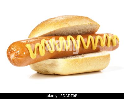 Wurst mit Senf in einem Brötchen Stockfoto