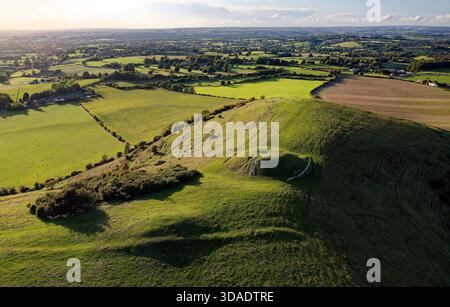 Das Cley Hill Camp ist eine universelle Hügelanlage aus der Eisenzeit in der Nähe von Warminster, Wiltshire. Die beiden zentralen bronzezeitlichen Schüsselkarren von Südosten aus gesehen Stockfoto