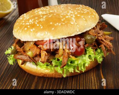 Pulled Beef Hamburger - Fast Food Stockfoto