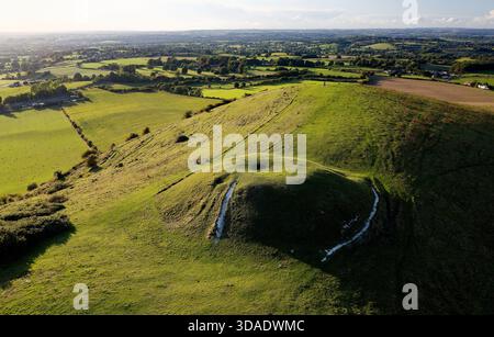 Das Cley Hill Camp ist eine universelle Hügelanlage aus der Eisenzeit in der Nähe von Warminster, Wiltshire. Die größere der beiden zentralen bronzezeitlichen Schüsselkarren aus südöstlicher Sicht Stockfoto