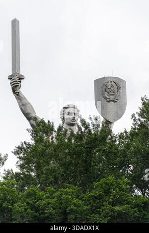 Kiew, Ukraine, Mai 2021. Nahaufnahme des Mutterlanddenkmals mit dem sowjetischen Hammer- und Sichelemblem auf dem Schild vor seiner Entfernung im Jahr 2023 Stockfoto