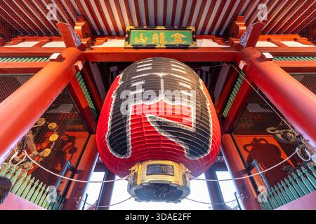 Weitwinkelaufnahme des Donner Gate (Kaminarimon) und seiner riesigen Laterne gegen den Himmel, Senso-JI, Tokio Stockfoto