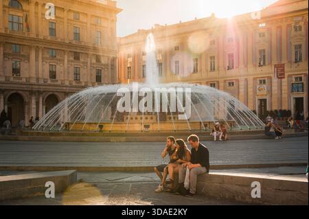 Genua Italien piazza, im Sommer Blick auf den berühmten runden Brunnen auf der Piazza de Ferrari im Zentrum der Stadt Genua (Genua), Italien Stockfoto