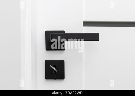 Teil eines neuen Badezimmers mit weißer Tür. Konzept der Innenrenovierung eines Wohnhauses. Stockfoto