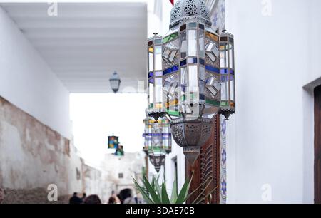 Leuchtende Laternen zieren eine enge Gasse, mit komplexen Glasdesigns und warmem Licht, die die charmante Atmosphäre des architektonischen Raumes unterstreichen Stockfoto