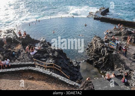 Isla Cangrejo, Krabbeninsel, Naturschwimmbäder, Los Gigantes, Teneriffa. Vier Schwimmer ertranken am 9. Dezember 2025. Zerstörte Zugangsbarrieren wurden zwei Wochen zuvor wiederhergestellt. Fotografiert am 15. November vor dem Unfall. Stockfoto