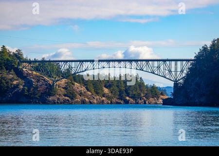 Ein malerischer und ikonischer Blick auf die Canoe Pass Bridge, die sich über das wirbelnde Wasser des Deception Pass im Deception Pass State Park erstreckt Stockfoto
