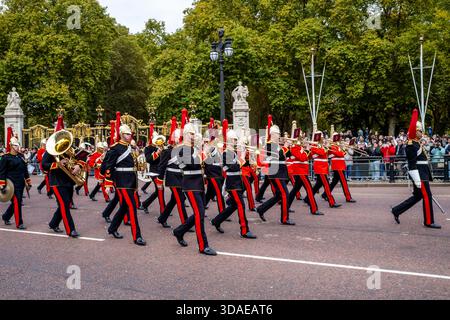 Die Band of the Household Cavalry tritt bei der Sunday Parade vor dem Buckingham Palace in London auf. Stockfoto
