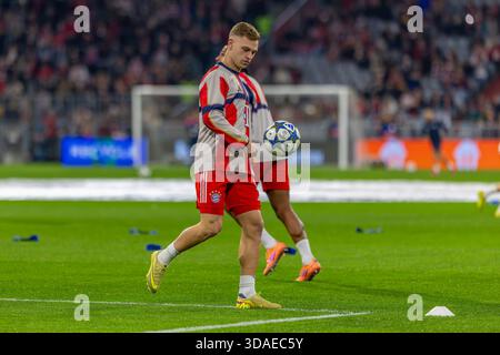 Dortmund, Deutschland 09. Dezember 2025: Champions League - 2025/2026 - FC Bayern München gegen Sporting Lissabon im Bild: Joshua Kimmich (FCB) wärmt auf Stockfoto