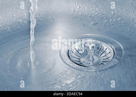 Wasser läuft in das Waschbecken Stockfoto