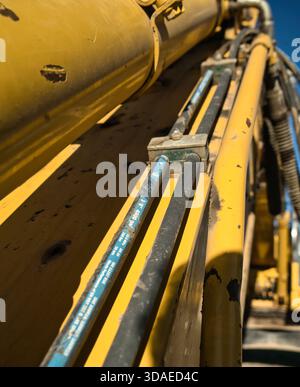 Hydraulikschläuche zum Betrieb von Hydraulikzylindern an einem Bagger USA 2025 Stockfoto