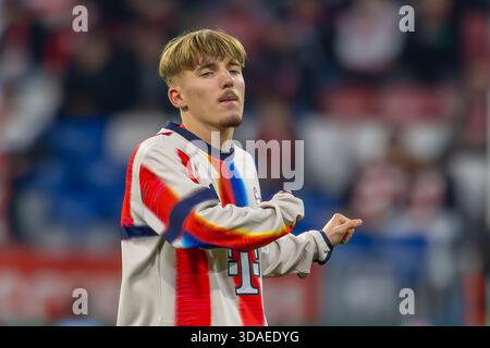 Dortmund, Deutschland 09. Dezember 2025: Champions League - 2025/2026 - FC Bayern München gegen Sporting Lissabon im Bild: Lennart Karl (FCB) wärmt auf Stockfoto