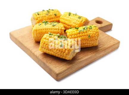 Stücke gekochter Maiskolben mit Petersilie isoliert auf weiß Stockfoto