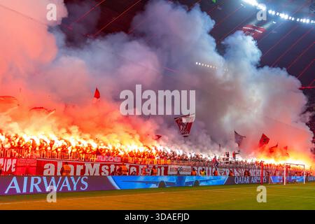 Dortmund, Deutschland 09. Dezember 2025: Champions League - 2025/2026 - FC Bayern München gegen Sporting Lissabon im Bild: Pyrotechnik in der Südkurve Stockfoto