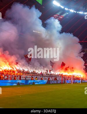 Dortmund, Deutschland 09. Dezember 2025: Champions League - 2025/2026 - FC Bayern München gegen Sporting Lissabon im Bild: Pyrotechnik in der Südkurve Stockfoto