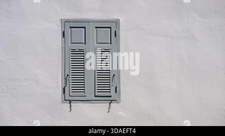 Außenfenster des Gebäudes mit geschlossenen Rollläden Stockfoto