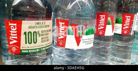 Vittel french Wasserflaschen, ein weltbekanntes Produkt, Nahaufnahme, selektiver Fokus. Stockfoto