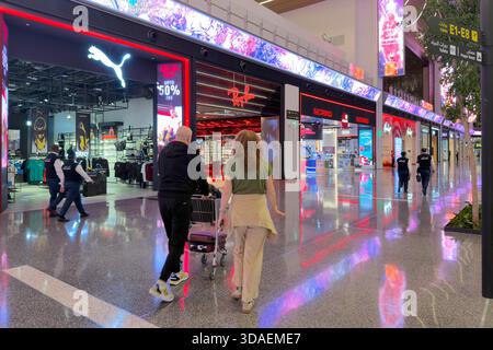 Doha, Katar - Duty-Free-Shop am internationalen Flughafen Hamad, FIFA Boutique. Boutiquen am Flughafen. Duty-Free-Shop für Katar. Stockfoto