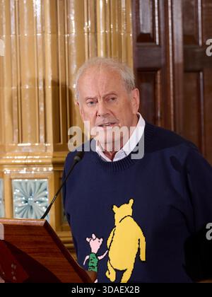 Gyles Brandreth beim Oldie Literary Lunch 12/25 Gyles Brandreth, Adam Sisman, Lady Anne Glenconner Stockfoto
