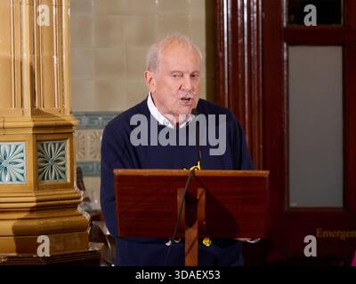 Gyles Brandreth beim Oldie Literary Lunch 12/25 Gyles Brandreth, Adam Sisman, Lady Anne Glenconner Stockfoto